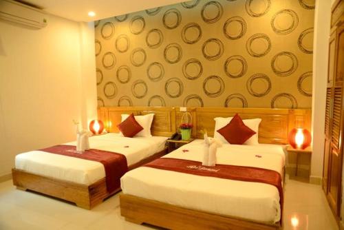 a hotel room with two beds and two lamps, TRIIP Red Diamond Hotel in Da Nang