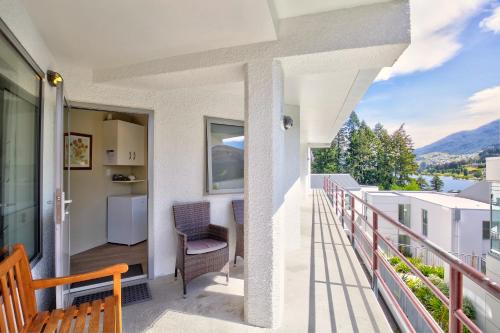 Two-Bedroom Apartment with Lake View