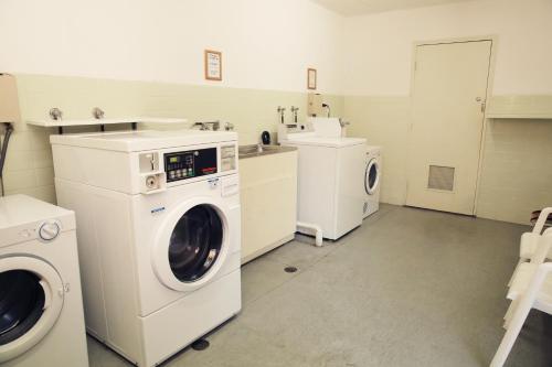 Twin Towers Inn - image 4