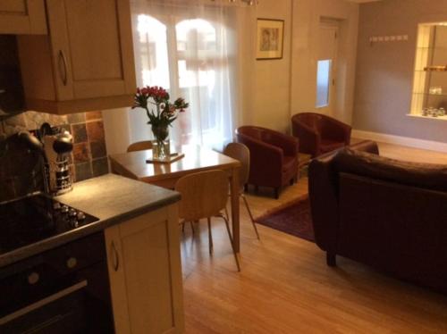 Stansted spacious 2-bed apartment, easy access to Stansted Airport & London