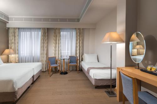 Central Athens Hotel Room Type - Standard Triple Room