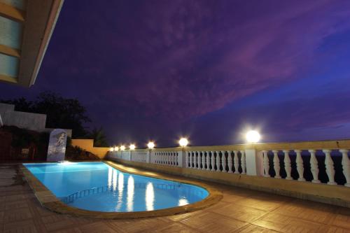 Swimming pool, The Queeny Hotel in Verna