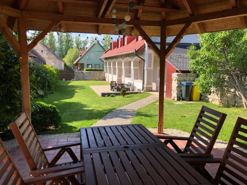 Pécsely House Apartman (Pecsely House Apartman) in Pecsely