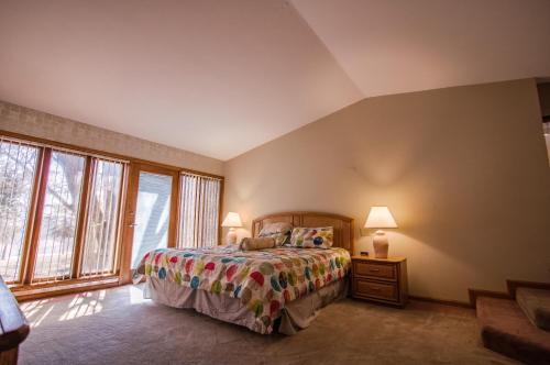 Woodlands Retreat Home - image 2
