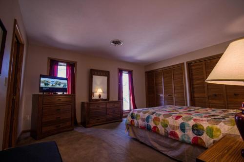 Woodlands Retreat Home - image 6