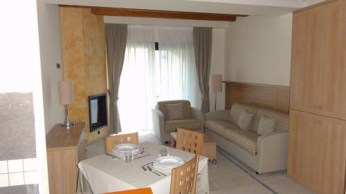 1 queen bed, 1 sofa bed