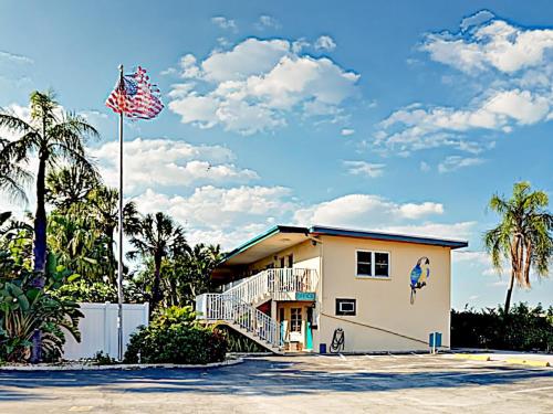 New Listing! Waterfront Condo With Dock & Pool Condo - image 4