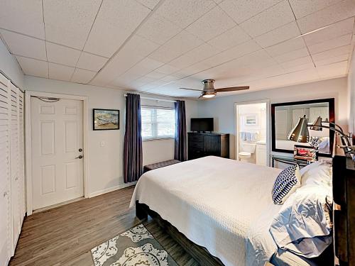 New Listing! Waterfront Condo With Dock & Pool Condo - image 5