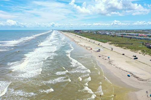 New Listing! Beachside Home With Gulf Views & Deck Home - image 7