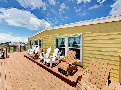 New Listing! Beachside Home With Gulf Views & Deck Home - image 8