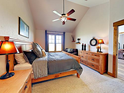 New Listing! Upscale Home On Grand Elk Fairway Home - image 7