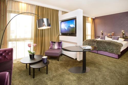 room detail thumbnail 1
