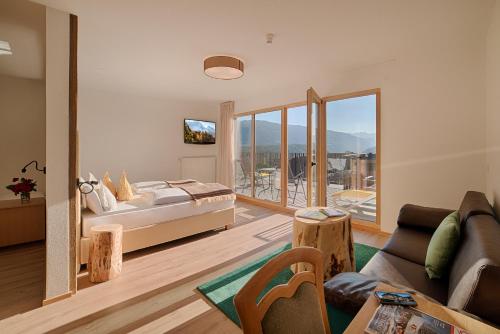 1 king bed, 2 twin beds