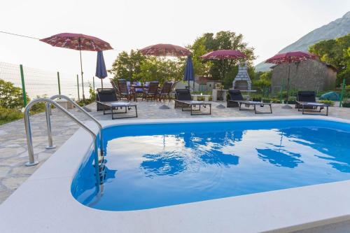 Villa Ljubini Dvori in Tucepi private pool - image 7