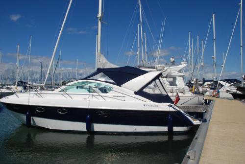 Y-Knot-Two Bedroom Luxury Motor Boat In Lymington