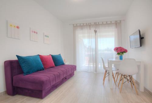 1 queen bed, 1 sofa bed