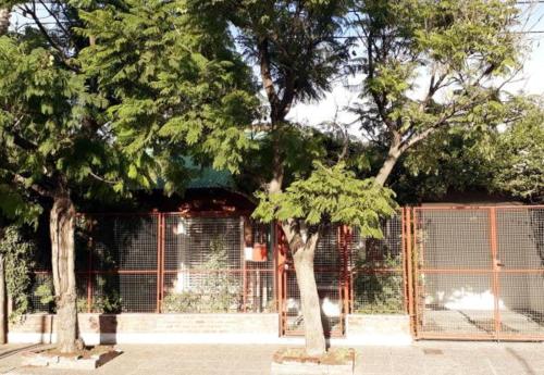 Calida y luminosa con ambientes y patio amplios
