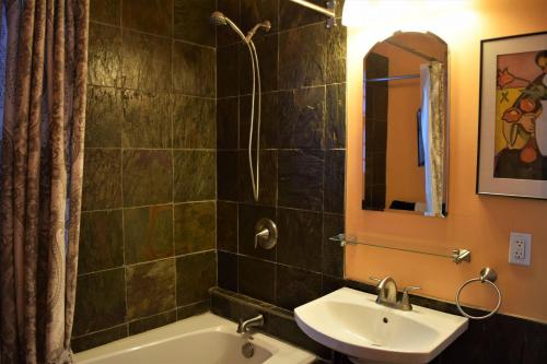 Private Rooms, Shared Bath in a Private Home Minutes From Logan Airport - Tap to explore photos