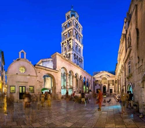  2 apartmana za dvoje u Dioklecijanovoj palači 2 apartments for two in Diocletian's palace in Split