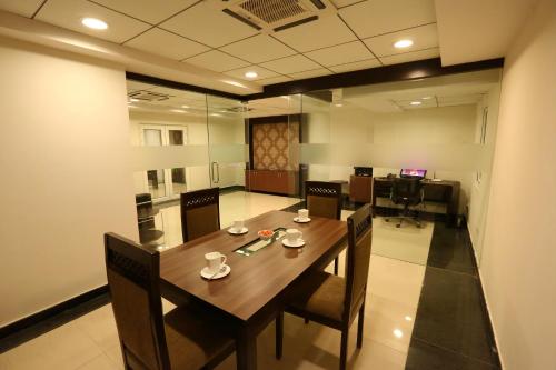 Restaurant, Crest Executive Suites in Krishnarajapura