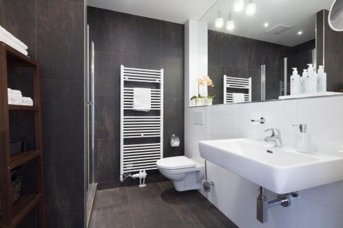 Classic One Bedroom Apartment image 4