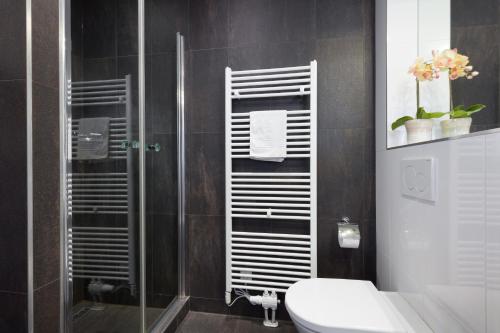Classic One Bedroom Apartment image 5