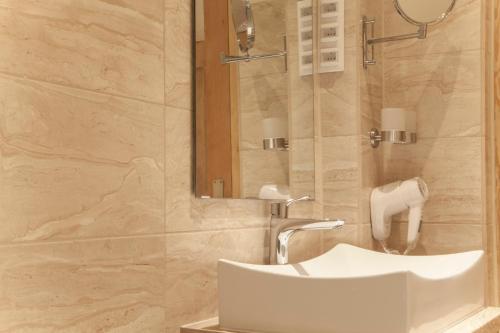 Best City Home Near Checkpoint Charlie - main image