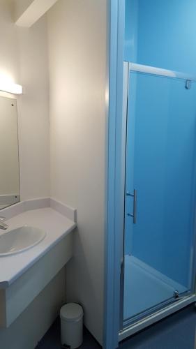 Bathroom, Discovery Inn - Leeds in Leeds