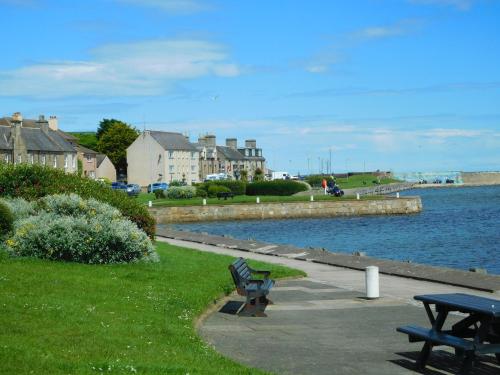WELCOMEHOUSE close to east beach, shops, restaurants and RAF base