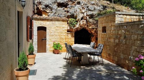  Apartment CAVE in Pučišća