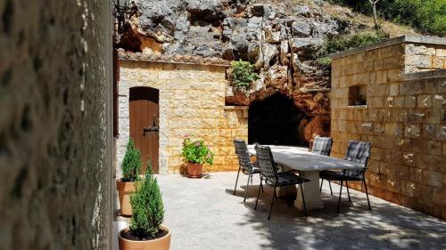  Apartment CAVE in Pučišća