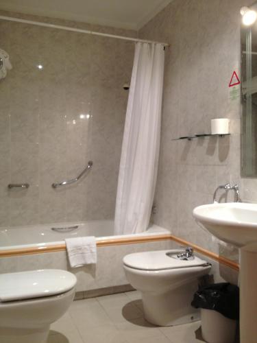 Apartamentos Turisticos Puerta de León - image 11