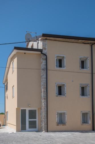  LANA house with apartments in Petrovija