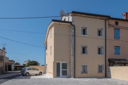  LANA house with apartments in Petrovija