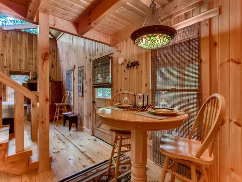 Dogwood Cabin - image 2