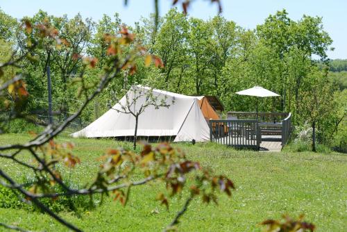 Ingerichte tenten Domaine les Gonies - Camping - Mauroux