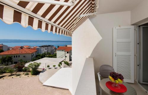 One-Bedroom Apartment with Balcony and Sea View image 3