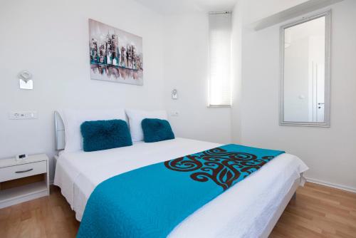 One-Bedroom Apartment with Balcony and Direct Sea View image 7