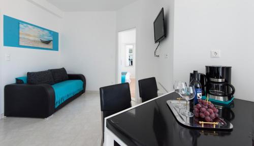 One-Bedroom Apartment with Balcony and Direct Sea View image 6