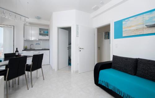 One-Bedroom Apartment with Balcony and Direct Sea View image 8