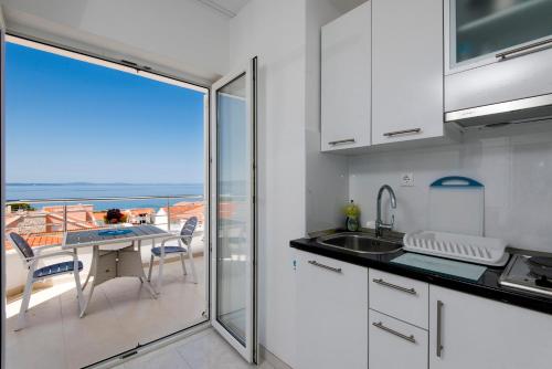 One-Bedroom Apartment with Balcony and Direct Sea View image 9