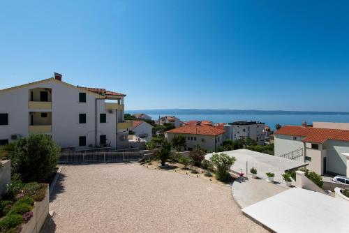 One-Bedroom Apartment with Balcony and Sea View image 2
