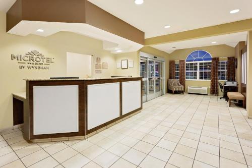 Microtel Inn & Suites by Wyndham Prairie du Chien - image 6