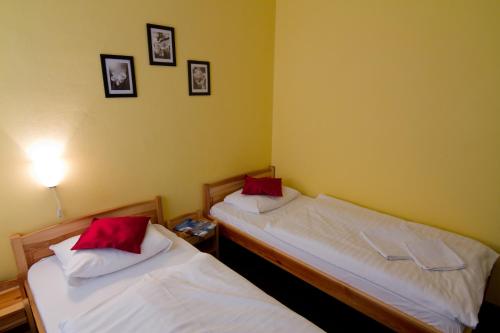 2 twin beds