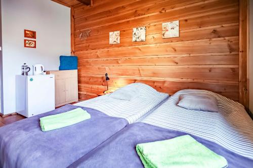 2 twin beds