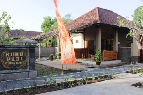 مدخل, Kubu Padi Wooden House in بوموتيران