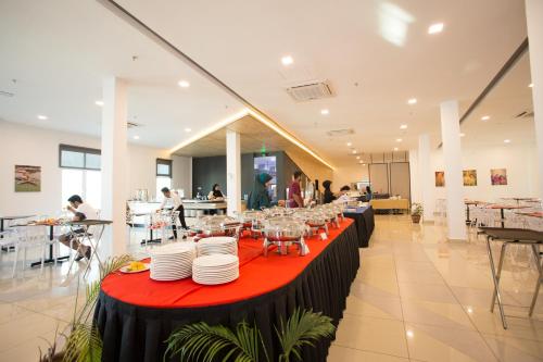 Makanan dan Minuman, Hotel Adya Express Chenang near Element mall