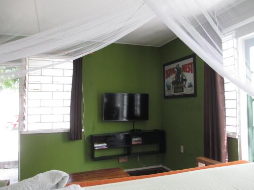 Kingsworth Hostel (Private Rooms only )