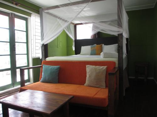 Kingsworth Hostel (Private Rooms only )