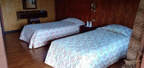 2 twin beds